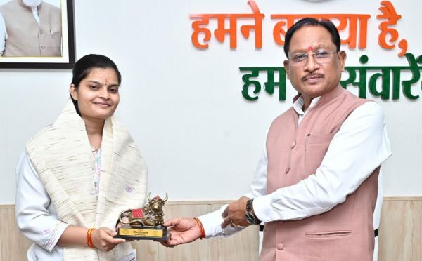 यूपीएससी सिविल सेवा परीक्षा में 35वीं रैंक प्राप्त करने वाली वैभवी अग्रवाल को मुख्यमंत्री ने दी बधाई