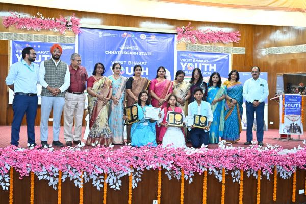  विकसित भारत युवा संसद में बिलासपुर की आरती विजेता 