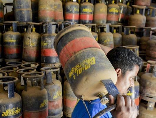 अब शादी का कार्ड सिर्फ रिश्तेदारों को नहीं, गैस सिलेंडर को भी बुलाएगा।