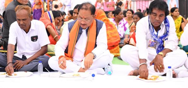 संविधान के मूल्यों को जन-जन तक पहुंचाने का संकल्प: समरसता भोज में शामिल हुए मुख्यमंत्री