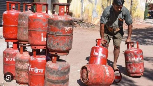 आरंग में गैस एजेंसी पर प्रशासन सख्त; संचालक-संचालनकर्ता को नोटिस, कल 700 सिलेंडर वितरण