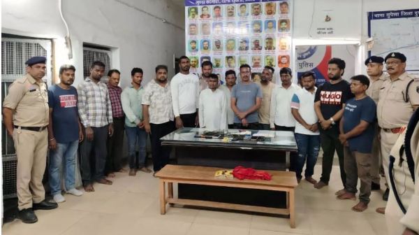 रेलवे स्टेशन के पास जुआ खेलते 15 जुआरी गिरफ्तार