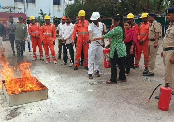 रायपुर में अग्निशमन सेवा सप्ताह के तहत SBI मुख्यालय में मॉकड्रिल