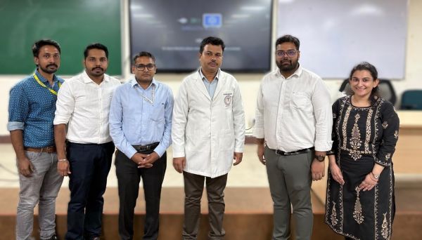 एम्स रायपुर के डॉक्टरों ने 70 वर्षीय बुजुर्ग का कटा हुआ हाथ सफलतापूर्वक जोड़ा