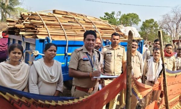 अवैध लकड़ी कारोबार पर बड़ी कार्रवाई, लाखों की सागौन-साल-शीशम जब्त, आरोपी फरार