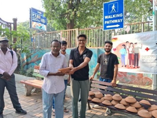 ऑक्सीजोन रायपुर में सकोरे वितरण.... तेज गर्मी में युवाओं ने पक्षियों की चिंता की