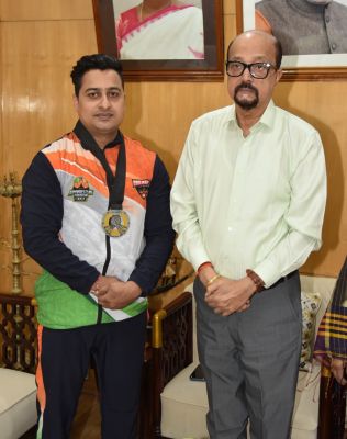 राज्यपाल डेका ने स्वर्ण पदक विजेता आर्मरेसलर श्रीमंत झा को दी बधाई