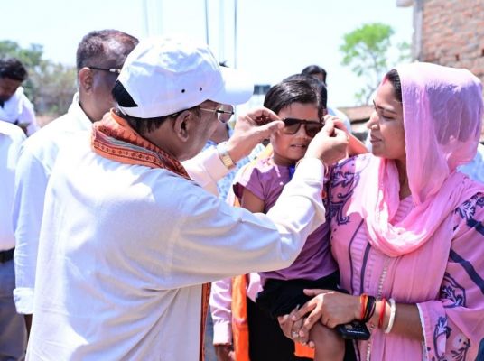  सुशासन तिहारः गोद में उठाया, चश्मा पहनाया&hellip; भैंसामुड़ा में दिखा मुख्यमंत्री का आत्मीय रूप