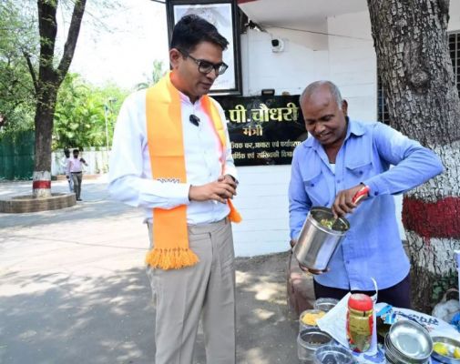 रायपुर में निःशुल्क झालमुड़ी खिलवा रहे मंत्री ओपी चौधरी