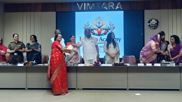 &lsquo;मी एंड मां&rsquo; मंजू संत ने जीता मेकअप सेगमेंट में प्रथम प्राइज