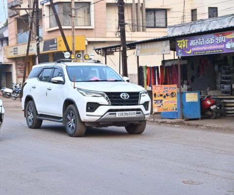 राजस्व मंत्री टंक राम वर्मा ने छोड़ा 'पायलट-फॉलो' वाहनों का काफिला