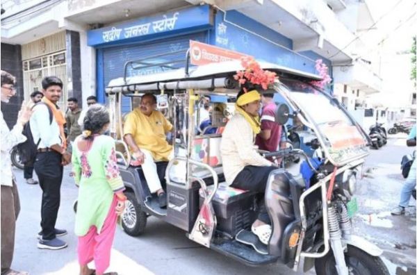 पंडरी के झंडा चौक एवं अरमान नाला क्षेत्र का ई-रिक्शा से निरीक्षण करने पहुँचे विधायक पुरंदर मिश्रा
