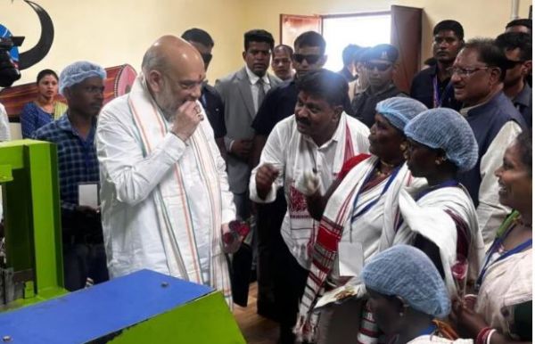 केंद्रीय गृहमंत्री अमित शाह ने चखा बस्तर की इमली का स्वाद बोले यहां की इमली का स्वाद खट्टा नहीं बल्कि मीठा