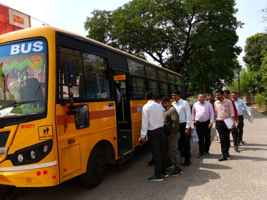 ईंधन बचत और मितव्ययिता का अनूठा उदाहरण, बसना प्रशासन की सामूहिक बस यात्रा