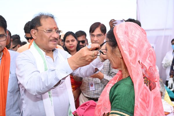 सुशासन तिहार....  मुख्यमंत्री विष्णु देव साय ने हितग्राहियों को अपने हाथों से पहनाया नजर का चश्मा