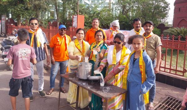 सेवा समिति और सामाजिक कल्याण संस्था ने राहगीरों को पिलाया मठा