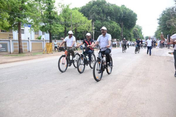उप मुख्यमंत्री  अरुण साव ने सायकल चलाकर फिट रहने और पर्यावरण संरक्षण का दिया संदेश