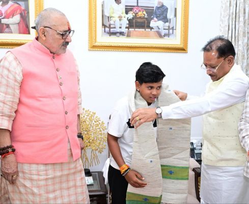 भारतीय अंडर-19 महिला क्रिकेट टीम की उपकप्तान बनीं महक नरवासे को सीएम साय ने किया सम्मानित