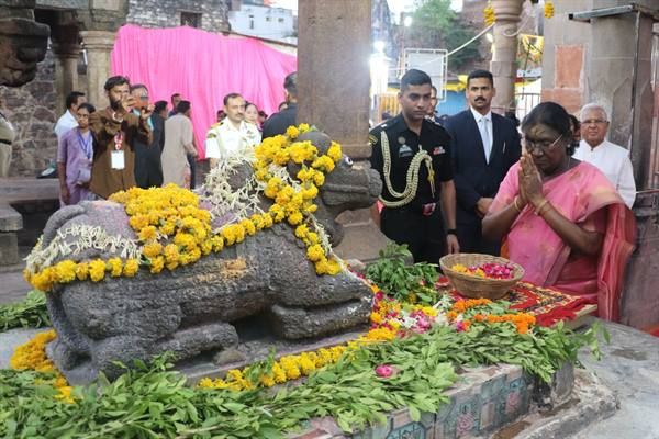 राष्ट्रपति मुर्मु ने ओंकारेश्वर तीर्थ और ज्योतिर्लिंग ममलेश्वर के दर्शन कर किया अभिषेक