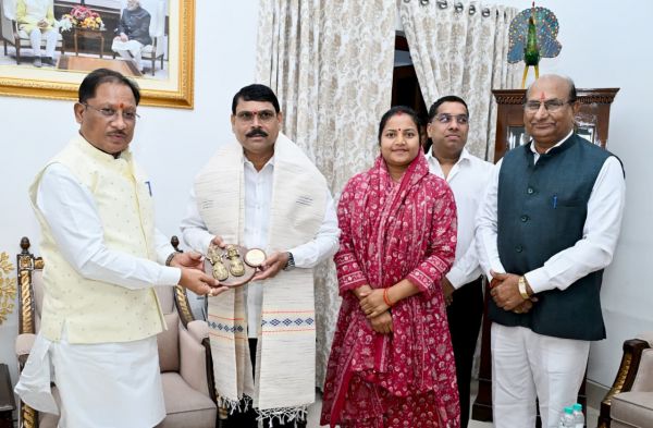 मुख्यमंत्री साय से महाराष्ट्र के विधायक प्रतिनिधिमंडल ने की सौजन्य मुलाकात