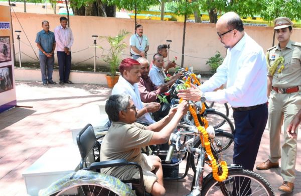 राज्यपाल ने दिव्यांग पुनर्वास केंद्र माना कैंप का किया अवलोकन