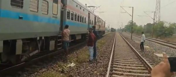 छत्तीसगढ़ एक्सप्रेस और मालगाड़ी टकराने से बची