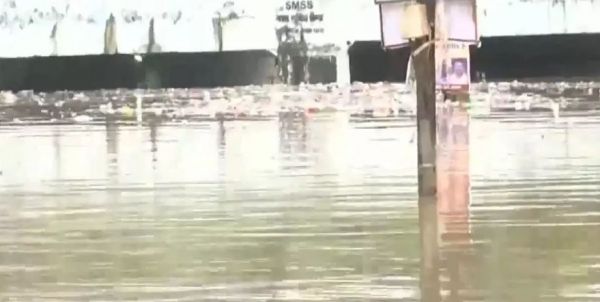 भारी बारिश के कारण शहर के कई इलाकों में जलभराव, गुढ़ियारी अंडरब्रिज का नजारा...