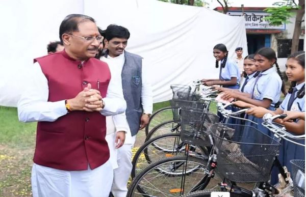 CM साय ने समोदा में छात्राओं को बांटी साइकिल