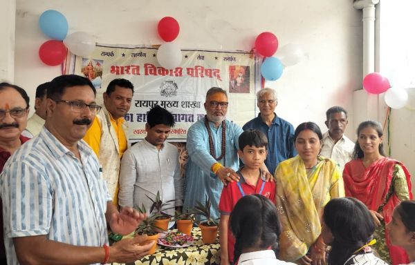 छात्रों को शिक्षा के साथ संस्कार अवश्य दें : मुरारी काबरा