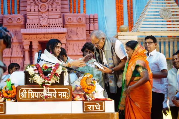 पत्नी संग कथा श्रवण करने पहुंचे सांसद बृजमोहन अग्रवाल