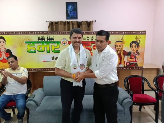  रायपुर प्रेस क्लब में स्वदेश ज्योति के मैनेजिंग एडिटर अक्षत शर्मा का आत्मीय स्वागत