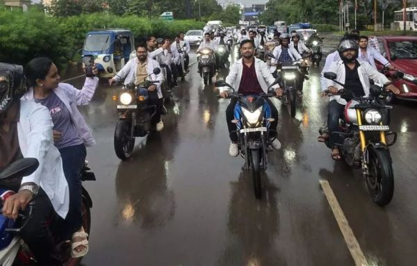 मेकाहारा के MBBS इंटर्न डॉक्टर अनिश्चितकालीन हड़ताल पर, स्टाइपेंड बढ़ाने की मांग