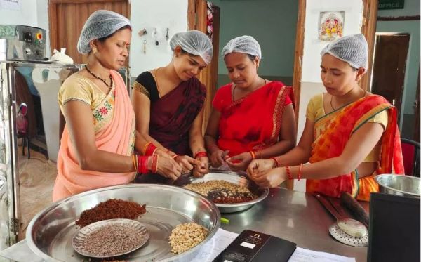 सफलता की कहानी, महुआ ने बदली महिलाओं की जिंदगी