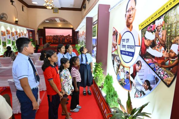 विद्यार्थियों ने देखी स्वतंत्रता संग्राम सेनानियों और &lsquo;वंदे मातरम्&rsquo; पर आधारित छायाचित्र प्रदर्शनी