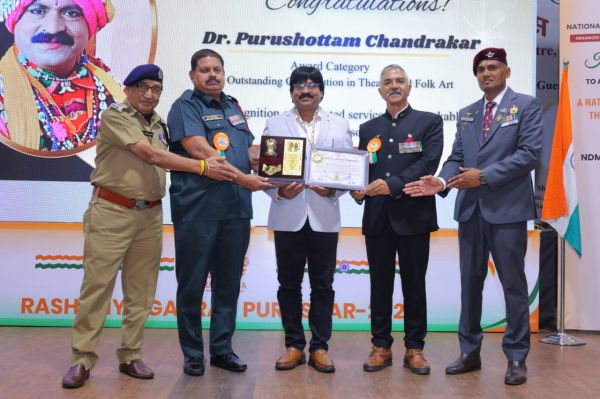 रंगमंच में उत्कृष्ट योगदान के लिए डॉ. पुरुषोत्तम चंद्राकर को मिला राष्ट्रीय गौरव पुरस्कार