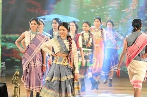 सुकमा की 9 पुनर्वासित महिलाओं ने स्वेच्छा से किया रैंप वॉक