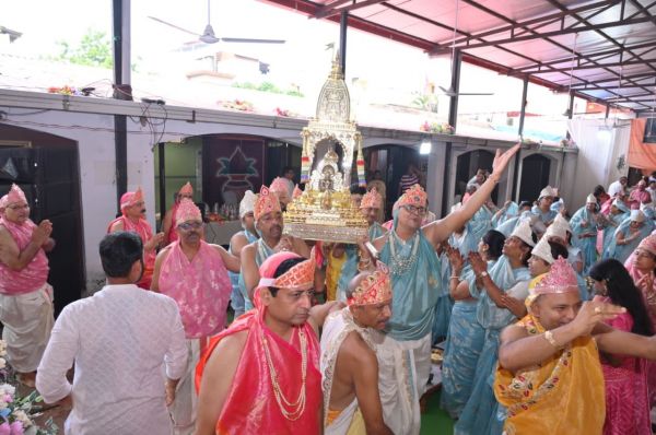 मुनि दीक्षा महामहोत्सव के अंतिम दिन भव्य शोभायात्रा में उमड़ा जैन समाज