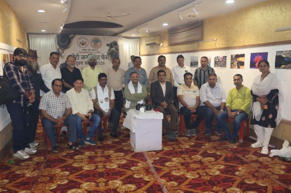 कैमरे के आकार के केक से मनाया विश्व फोटोग्राफी दिवस, तस्वीरों की ताकत को सांसद संतोष पांडे ने सराहा