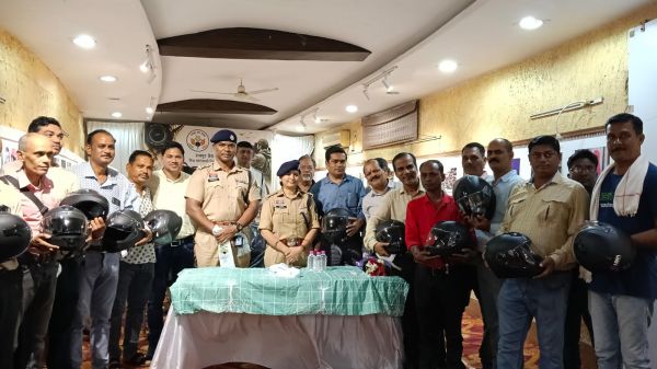 तस्वीरों से संवाद, सुरक्षा का संदेश , &lsquo;दृश्य संवाद 2026&rsquo; में फोटोजर्नलिस्टों को हेलमेट वितरण