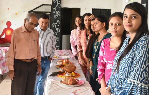 अग्रसेन महाविद्यालय की छात्राओं ने फौजी भाइयों के लिए बनाई राखियां