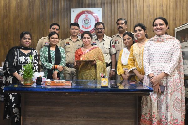 अग्रसेन महाविद्यालय के विद्यार्थियों ने पुरानी बस्ती थाने के पुलिस जवानों को बांधी राखियां