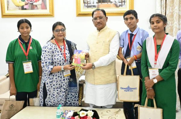राष्ट्रपति से भेंट कर लौटे प्रतिभावान विद्यार्थियों ने मुख्यमंत्री साय से की सौजन्य मुलाकात