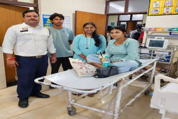 लोधीपारा चौक पर अचानक बेहोश होकर गिरी युवती, यातायात पुलिस ने बचाई जान