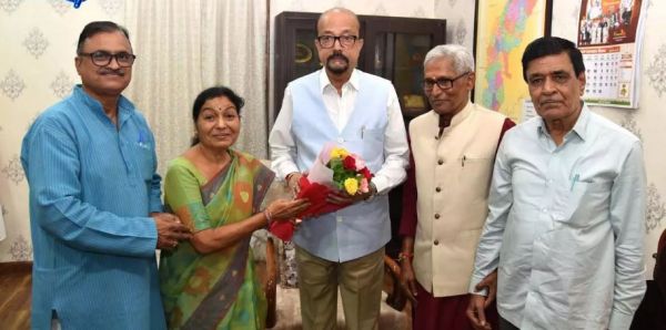 राज्यपाल रमेन डेका से छत्तीसगढ़ी भाषाविदों ने की भेंट