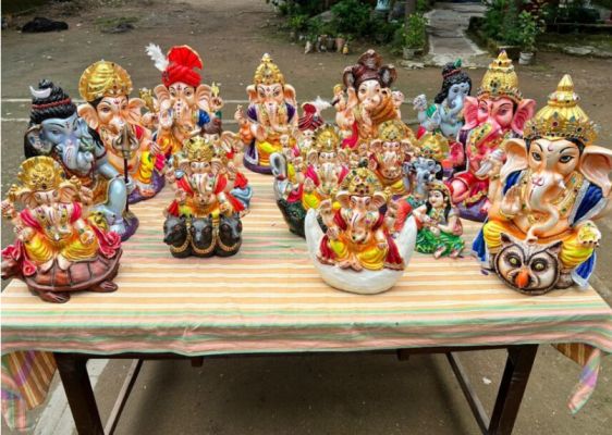 केंद्रीय जेल रायपुर में बंदियों ने मिट्टी से तैयार की 500 गणेश प्रतिमाएं