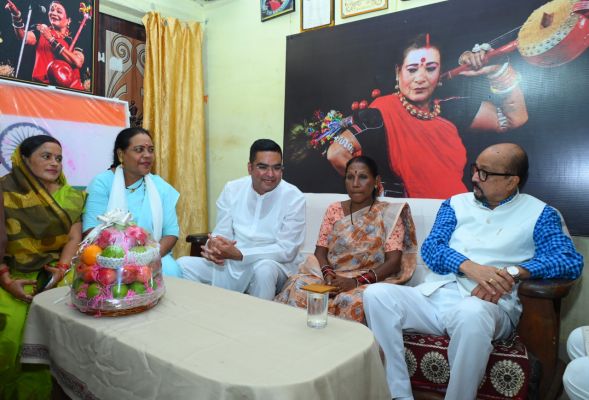 राज्यपाल रमेन डेका ने पद्म विभूषण स्व. डॉ. तीजन बाई के गृह ग्राम गनियारी पहुंचकर दी श्रद्धांजलि