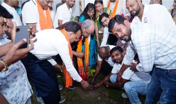 प्रधानमंत्री आवास कॉलोनी में बनेगा सतनाम भवन भूमि पूजन के साथ पौधारोपण