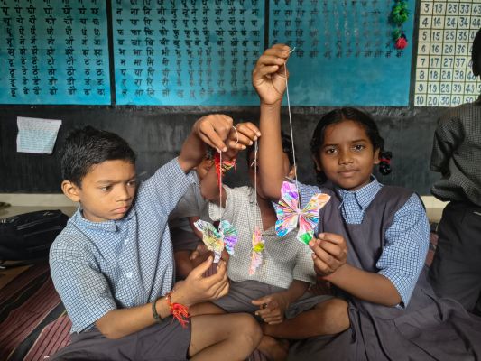 बैगलेस डे पर विद्यालयों में रचनात्मकता और खेल गतिविधियों से बच्चों ने सीखा व्यावहारिक जीवन कौशल