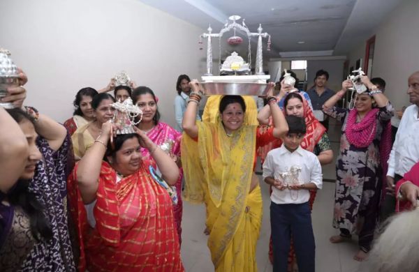 तीर्थंकर परमात्मा की प्रतिमाओं की मानक मोतियों से बनी नयनाभिराम आंगी