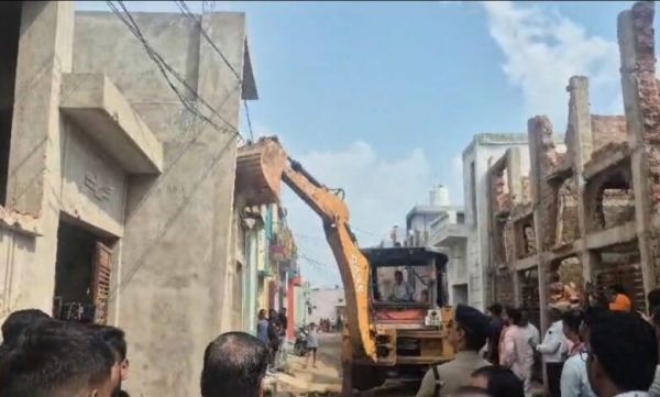 रावतपुरा फेस-2 में निगम का बुलडोजर एक्शन, 40 मकानों को नोटिस के बाद कार्रवाई शुरू